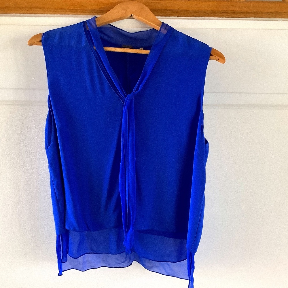 Ellie Tahari sleeveless blouse with tie